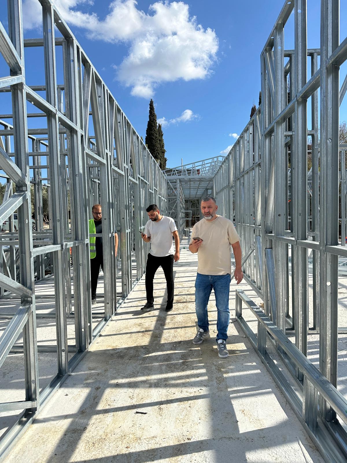 Lionsfreund Ali Güler begutachtet mit Team vor Ort die Stahlkonstruktion