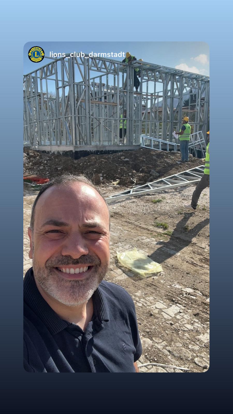 Lionsfreund Ali Güler vor Ort am Kindergarten in Defne