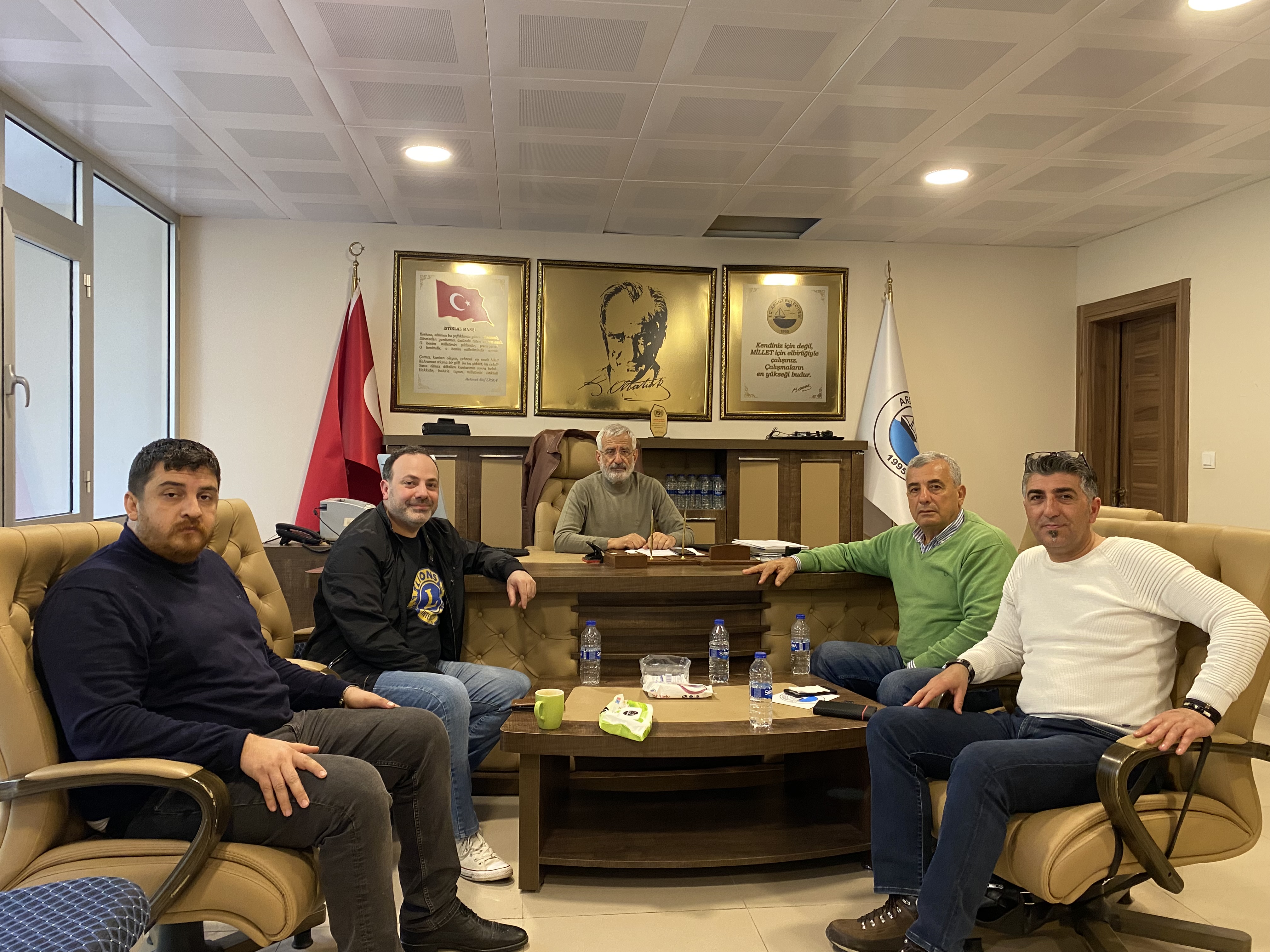 Ali Güler - Präsident des Lions Club Darmstadt bei Verantwortlichen vor Ort zur Abstimmung der Hilfe