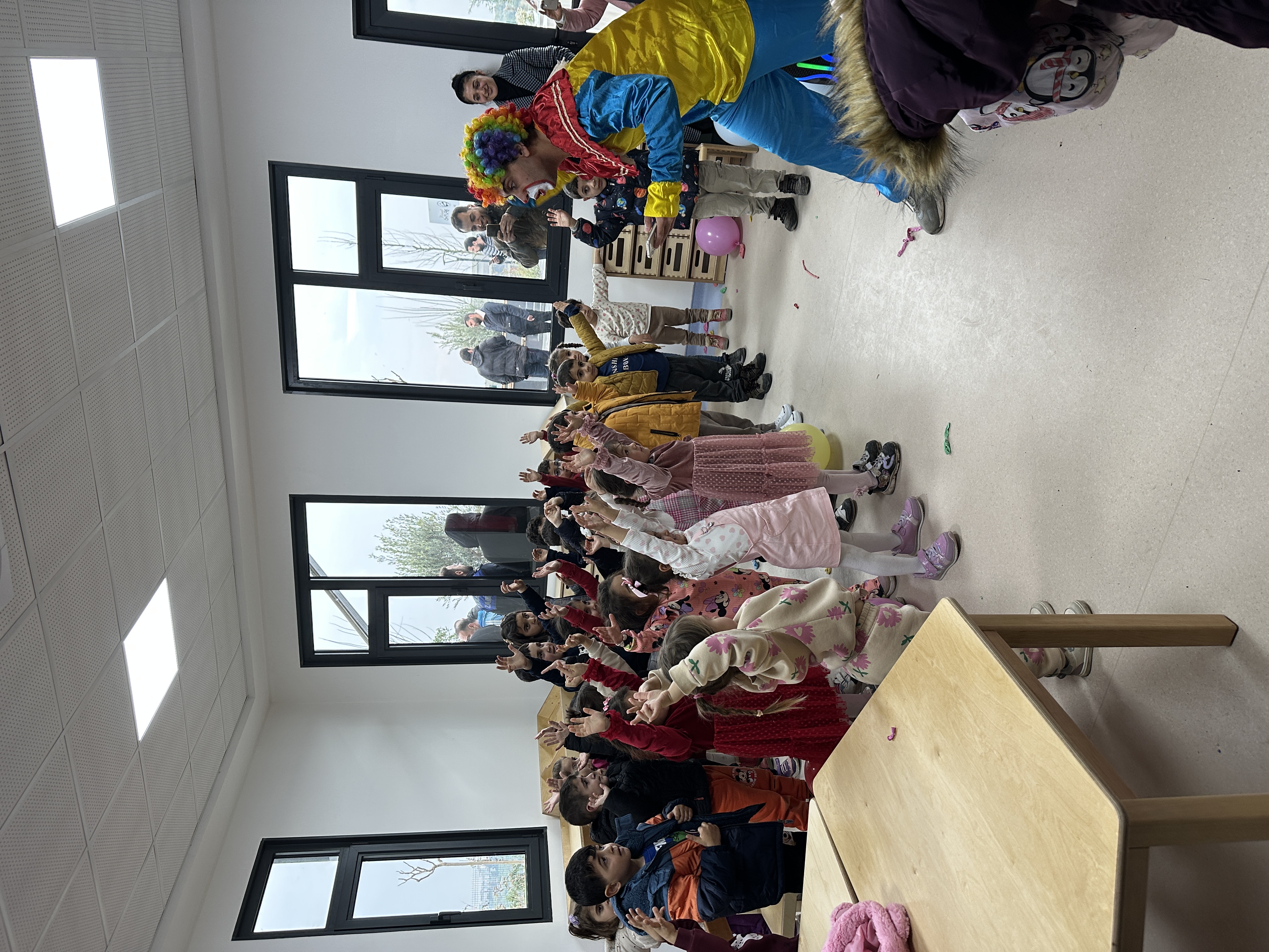 Kindergruppe bei der Kita Eröffnung in Samandag