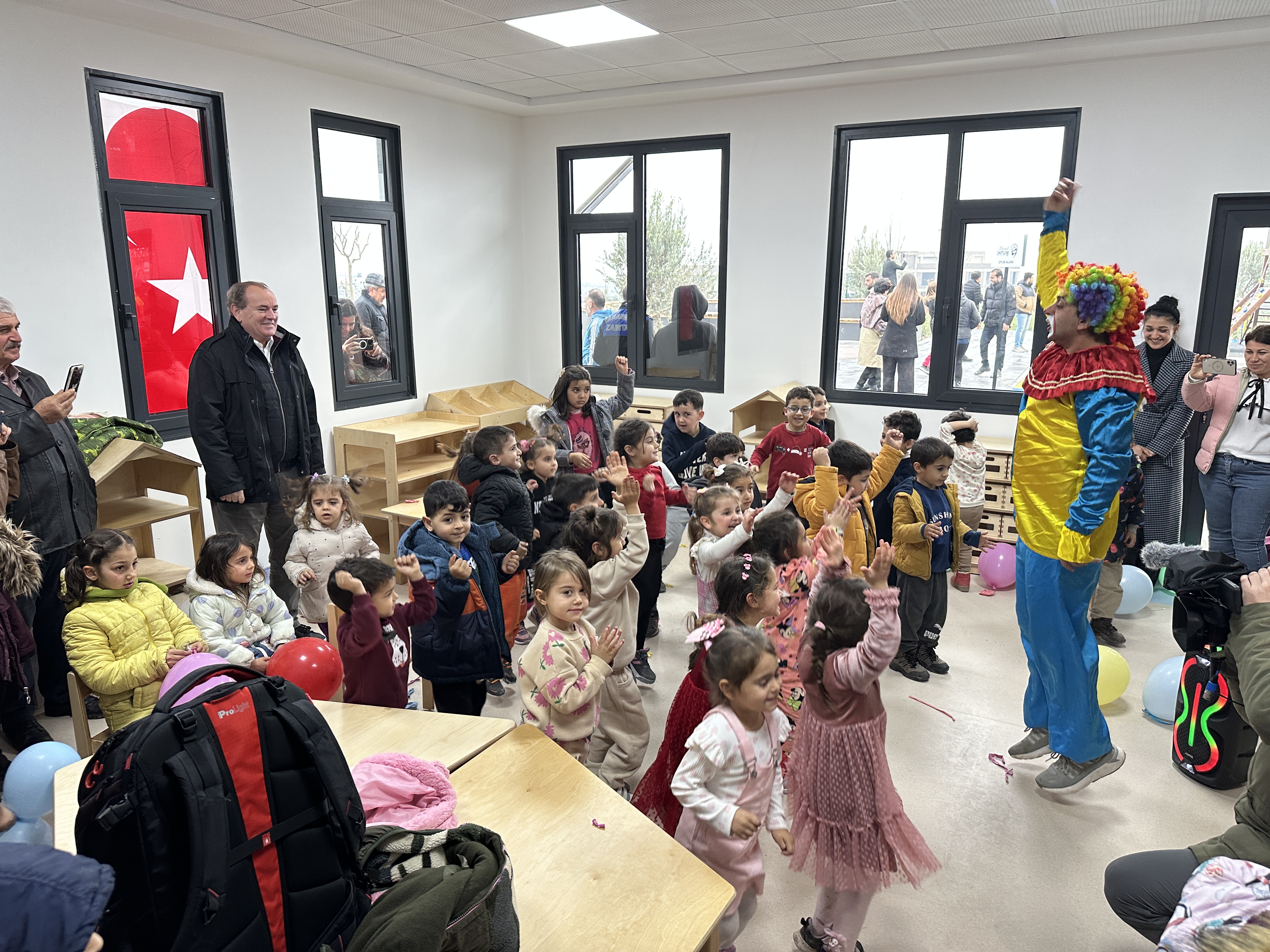 Kindergruppe bei der Kita Eröffnung in Samandag