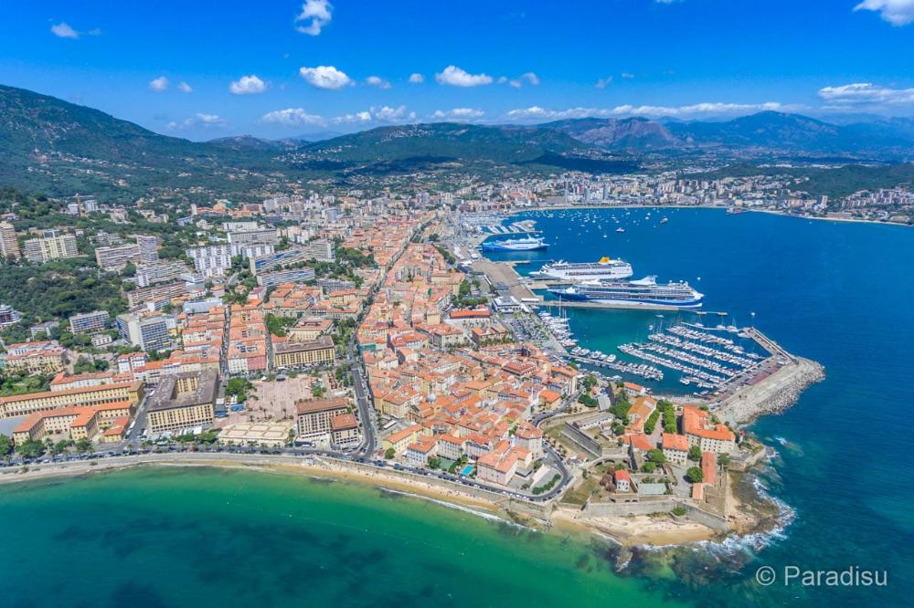 Ajaccio - Luftaufnahme Hafen - Altstadt und Umland